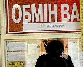 Эксперт объяснил, почему Нацбанк хочет, чтобы валюту обменивали с паспортом