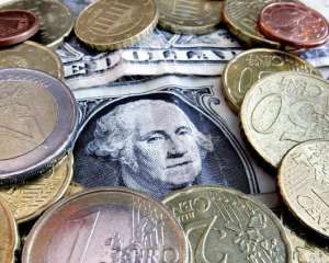 В Украине евро подешевел на 7 копеек, доллар покупают по 8 гривень