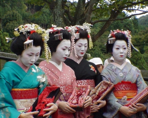 Японский курорт будет привлекать туристов гейшами