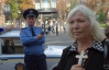 Суд решил, что пенсиорнерка все же нарушила закон, отрезая ленту от венка Януковича