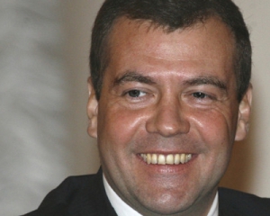 Медведев пошутил о цветочном инциденте с Табачником