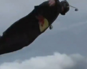 Чоловік стрибнув з гори висотою 1500 м у літальному костюмі