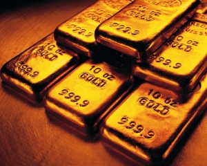Золото подешевело: Инвесторы охотно покупают наличную валюту
