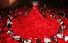 Дизайнери створили сукню, в яку вміщається до 238 людей 