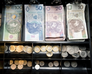 Польше угрожает долговой кризис, злотый обвалился относительно доллара и евро