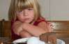 Трирічна дівчинка їсть лампочки, камені та палиці