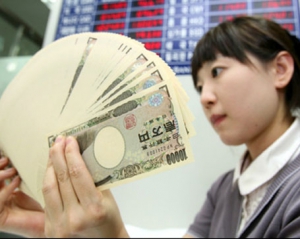 Евро и доллар слабеют, инвесторы предпочитают японскую валюту