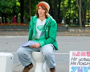 В России студент пикетировал мэрию, сидя на унитазе