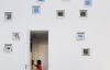 Для глухих родителей и их детей построили дом из 100 окнами