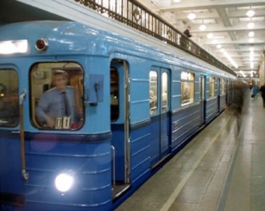 На "синей ветке" столичного метро в очередной раз остановились поезда