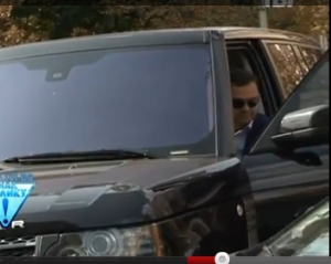 Киевский чиновник откровенно демонстрирует свое дорогое авто