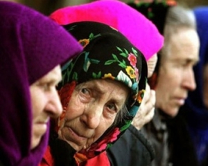 Янукович побажав пенсіонерам і ветеранам &quot;довгих і щасливих років&quot; життя