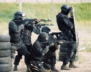 На уничтожение убийц милиционеров в Одессе бросили бронетранспортер