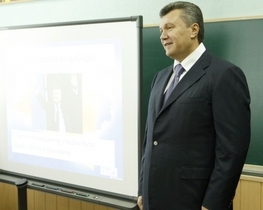Янукович пообещал педагогам улучшить уровень жизни