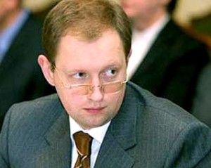 Яценюк посоветовал Януковичу не смотреть на Россию