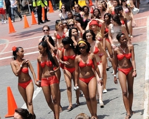 357 женщин в бикини прошли 1,6 км по пляжу Австралии