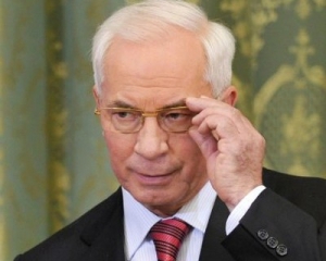 Охоронці з кортежу Азарова матюкаються і б'ють на ходу "й...ні" машини