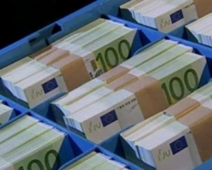 Евро подешевел на 14 копейки, курс доллара почти не изменился - межбанк