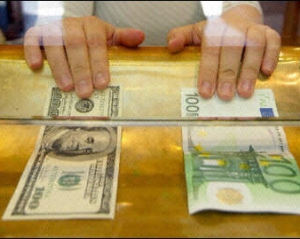Евро падает все ниже по отношению к доллару и иене