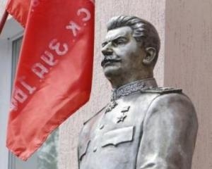 &quot;Тризубовцам&quot; за повреждение памятника Сталину облегчили наказание