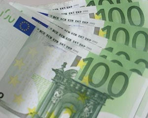 Курс євро знову опустився відносно долара