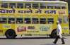 Рассерженный индиец на автобусе раздавил толпу туристов