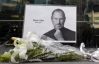 Почитатели Apple несут цветы и записки к магазинам в память о Стиве Джобсе
