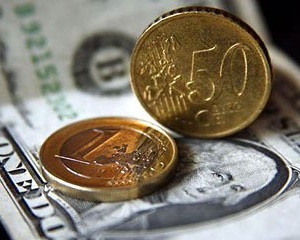 Доллар потерял 1 копейку, курс евро просел на 5 копеек - межбанк