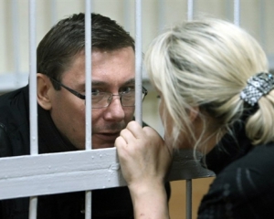 Жена Луценко назвала прокурора &quot;мелким очкастым кляузник&quot;