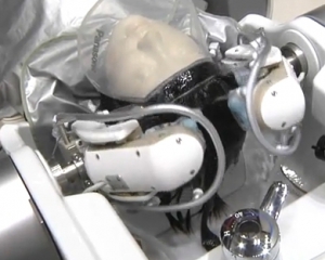 Японський робот 24 пальцями миє голову три хвилини
