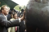 Арнольд Шварценеггер помацав свою бронзову статую