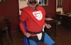 Прагу захищає супергерой у синьому трико та червоній кофті