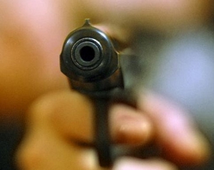 На Запорожье преступник с пистолетом выкрал джип вместе с водителем