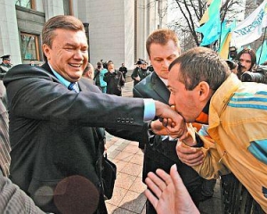 В Луганске прошел &quot;крестный ход&quot; с &quot;иконой св. Януковича&quot;
