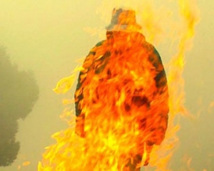 На Донбассе несовершеннолетие облили бензином и подожгли человека