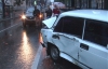В Києві позашляховик розбив перед світлофором два легковика