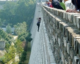 &quot;Жінка-павук&quot; залізла на 22-метрову стіну, щоб не платити за вхід