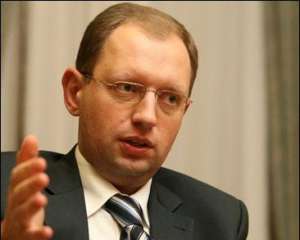 Яценюк пов&#039;язав засуджену Тимошенко з ізольованою Україною