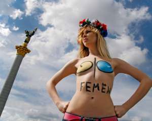 Девушек из Femen после акции на Крещатике забрала милция