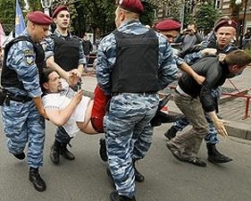 "Беркут" на руках выносит фанатов Тимошенко с Крещатика