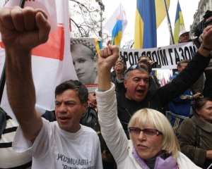 Біля Печерського суду під час сутички постраждала дівчина