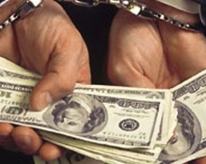 Винницкие правоохранители погорели на взятке в 4 тысячи долларов