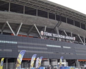 Дах стадіону у Стамбулі обвалився перед виходом футболістів на поле