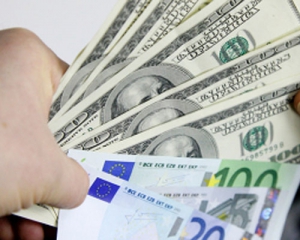 Доллар дорожает к мировым валютам, евро предсказывают удешевление