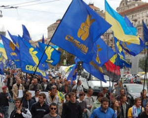 "Свобода" чекає "Батьківщину" на Марші УПА з розпростертими обіймами