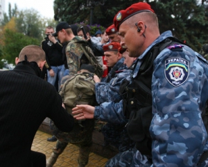 Міліція не має право затримувати непокірних людей - КС