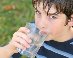 Підліткам треба випивати не менше літра води у день