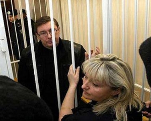 Луценко не знает, почему его жена опаздывает на суд