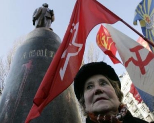 Під пам&#039;ятником Леніну близько 30 пенсіонерів протестують проти УПА
