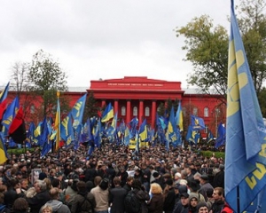 Колона &quot;свободівців&quot; розтягнулася проїжджою частиною Володимирської